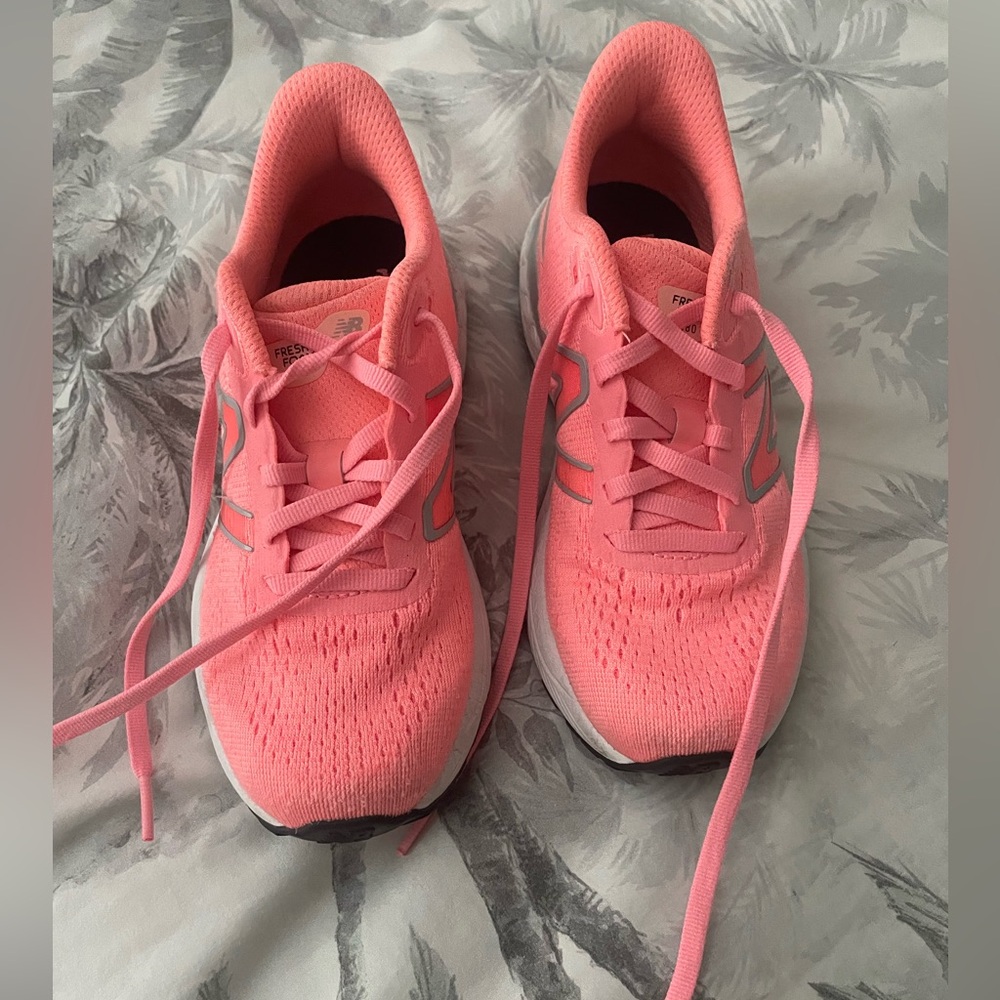 Girls New Balance 880 Running shoes in grapefruit in size 1